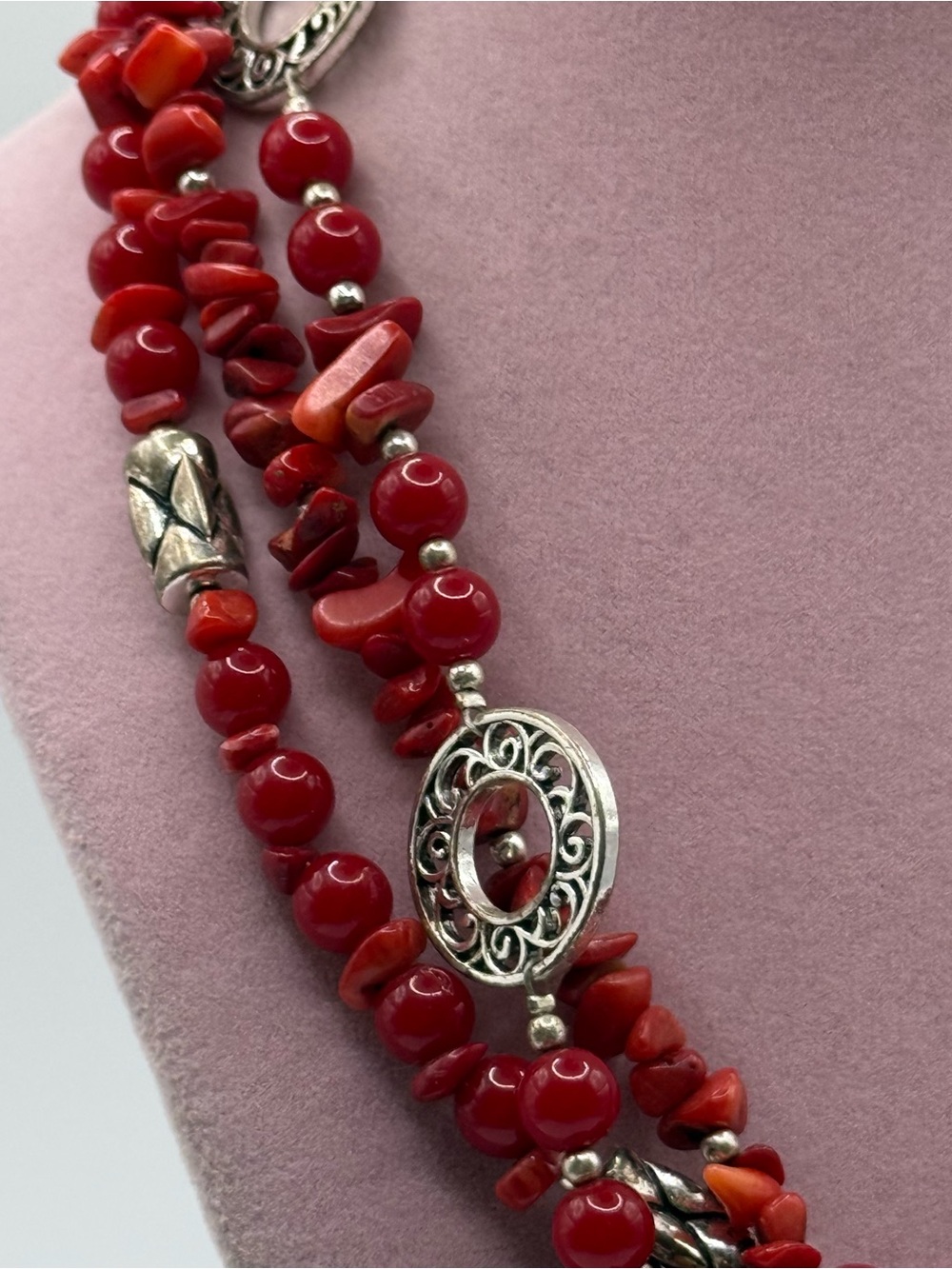 PREMIER DESIGNS TRIPLE STRAND RED CORAL & SILVER TONE NECKLACE - Picture 3 of 8